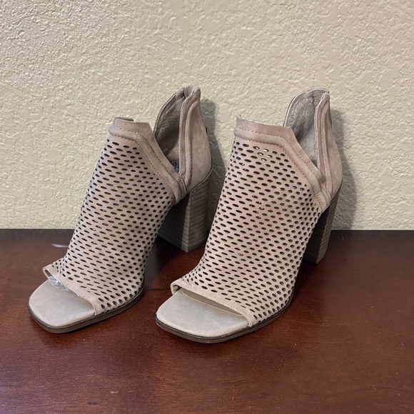Vince Camuto Peep Toe Ankle Bootie Leather Sz 4 - Picture 1 of 8